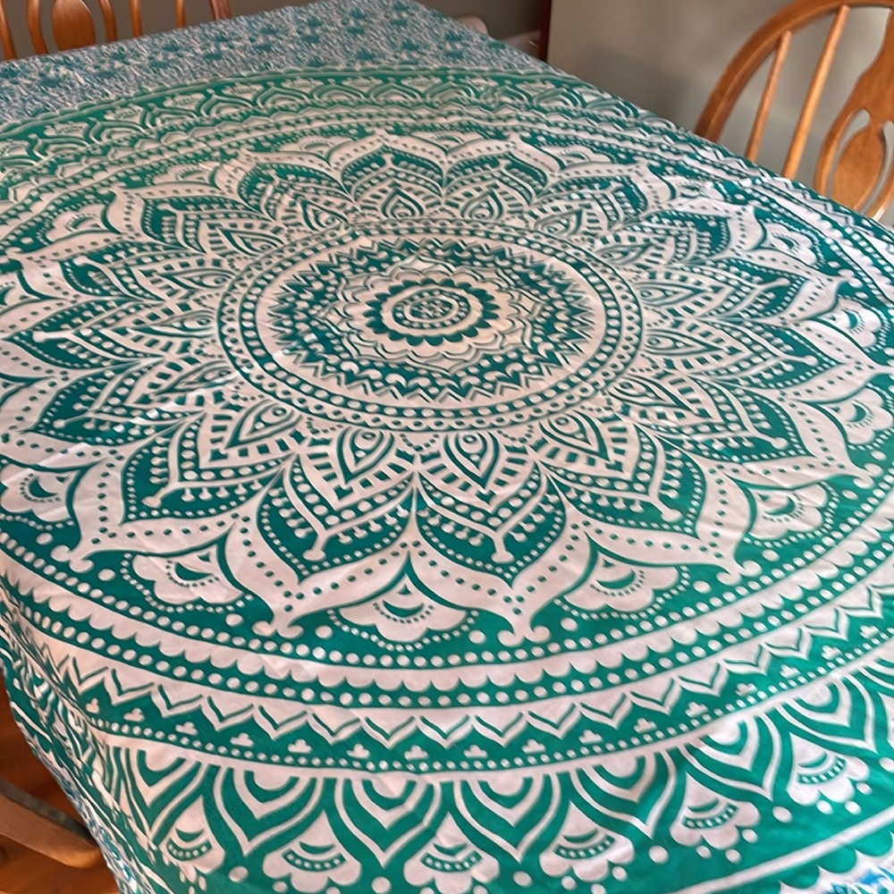Nice tablecloth - Picture 2 of 7